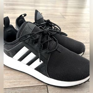 Adidas kids sneaker size 4.5